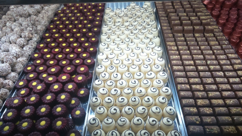 vitrine-SIX FOURS LES PLAGES-min_chocolates_milk_chocolate_white_chocolate_truffles_candy_food_treat_cacao-1213769