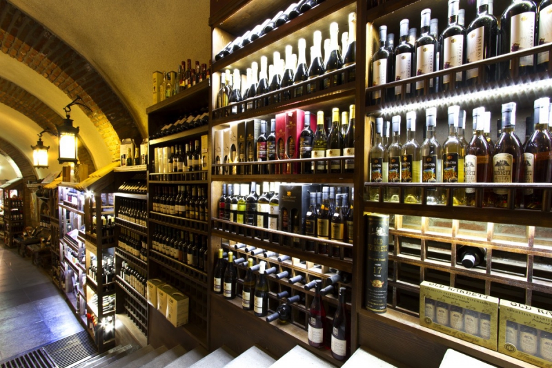 vitrine-SIX FOURS LES PLAGES-min_world_street_travel_shop_canon_georgia_wine_bottles-429767